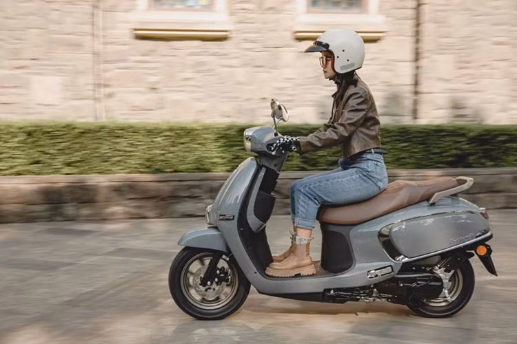 Về sức mạnh, Suzuki US125T được trang bị khối động cơ xy lanh đơn dung tích 125cc, làm mát bằng không khí. Khối động cơ này sản sinh công suất tối đa là 6,9 kW tại 7000 vòng/phút và mômen xoắn cực đại là 10Nm tại 6000 vòng/phút.