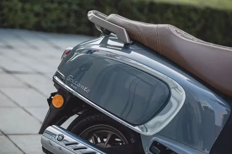 Tuy nhiên, xe vẫn sử dụng cụm chìa khóa cơ thay vì smartkey như những mẫu tay ga mới ra mắt khác. Bù lại xe có hốc chứa đồ phía trước kèm cổng sạc USB và nắp đóng, cùng với cốp chứa đồ khá rộng rãi dưới yên xe.
