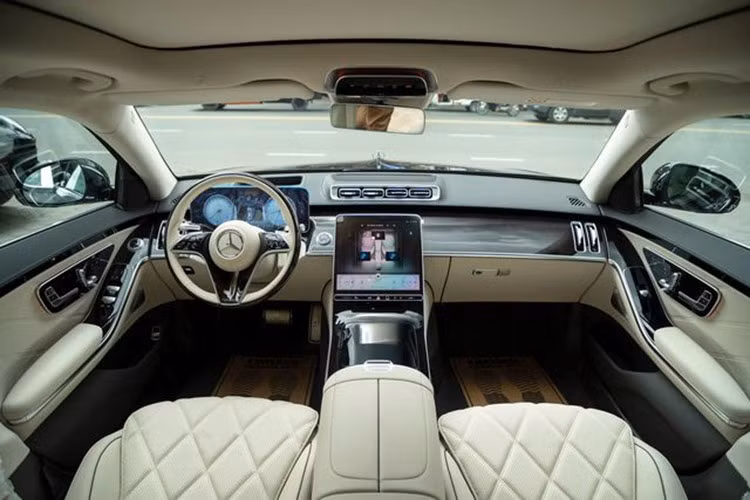 Nội thất của Mercedes-Maybach S450 4Matic có khoang lái bọc da Nappa, khách hàng có thể chọn giữa các màu như đen, nâu Sienna, kem Macchiato hay xám Silver, tiếp đến là trần xe được sử dụng vật liệu vi sợi Dinamica, ghế được bọc da Maybach Exclusive Nappa với thiết kế hoạ tiết hình kim cương và các đường chỉ thêu nổi được làm thủ công.