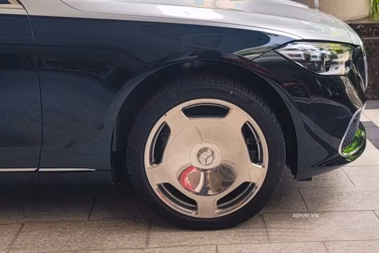 Mercedes-Maybach S450 4Matic sánh đôi cùng biển số 51F-222.22 - đây được xem biển số ngũ quý đầu tiên trong dãy sổ tự nhiên thuộc tính chẵn, biển ngũ quý 2 được rất nhiều người ưa chuộng vì cho rằng cực kỳ may mắn, thậm chí, khi cộng 5 con số 2 lại cho ra kết quả 10, thể hiện sự cao cấp, chắc chắn và bắt đầu cho 2 chữ số.