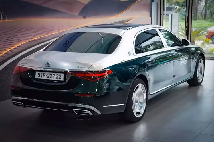 Theo thông tin chúng tôi tìm hiểu có được, chiếc Mercedes-Maybach S450 4Matic biển số 51F-222.22 này chỉ mới được chủ nhân mua trong tháng 7/2024. Thú vị ở chỗ, đại gia này sở hữu rất nhiều biển ngũ quý, trước khi luật đấu giá biển đẹp được áp dụng. Và trong giới chơi biển, không ai là không biết đến doanh nhân này, 1 người nổi tiếng trong lĩnh vực sát hạch, và cấp giấy phép lái xe.