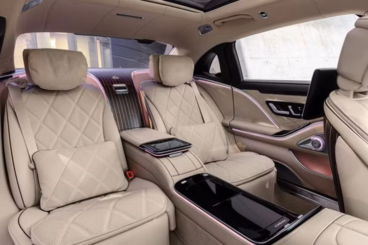 Tính năng kết nối cho phép chủ nhân điều khiển bằng giọng nói, cử chỉ hoặc cảm ứng trên màn hình giải trí trung tâm bất cứ khi nào. “Hey Mercedes” là câu lệnh đơn giản và quen thuộc giúp người dùng kích hoạt trợ lý ảo thông minh và điều khiển mọi hoạt động trên xe theo mong muốn.