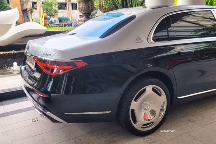 Biển số ngũ quý 2 được xem là quanh năm phát tài mãi mãi, hạnh phúc viên mãn, sức khỏe dồi dào, vì thế, có không ít người yêu thích biển số ngũ quý 2. Còn chiếc Mercedes-Maybach S450 4Matic sở hữu ngoại thất màu xanh, và nửa thân trên phối màu xám. Chưa hết, xe còn có các điểm nhấn được mạ crôm, lưới tản nhiệt, logo M trên cột C, mâm, cản trước/sau hay logo Maybach đuôi xe là những khác biệt so với xe thường.