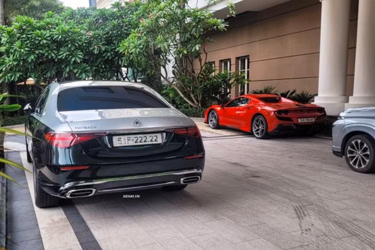 Ngoài ra xe còn có hệ thống hỗ trợ đỗ xe chủ động Parktronic, hỗ trợ người lái Driving Assistance, chống bó cứng phanh ABS, hỗ trợ lực phanh khẩn cấp BAS, chống trượt khi tăng tốc ASR, ổn định thân xe điện tử ESP, cảnh báo mất tập trung Attention Asssit, kiểm soát hành trình cruise control…