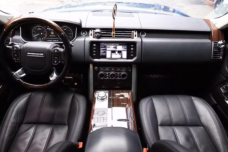 Tương tự như các gói độ body kit "lên đời" khác, nội thất của chiếc Range Rover HSE 3.0 đời 2013 độ lên body kit của Range Rover SVAutobiography không có bất cứ sự thay đổi nào. Bên trong khoang lái của xe có "nội y" bọc da màu đen kết hợp cùng ốp gỗ. 