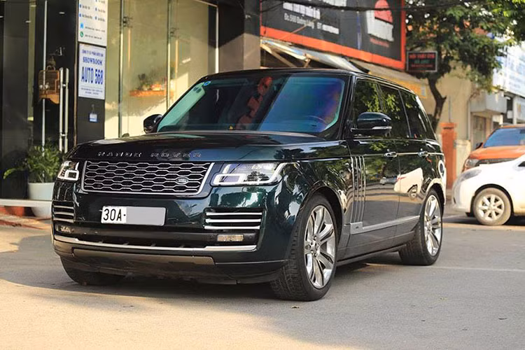 Động cơ kết hợp cùng hộp số tự động 8 cấp, nhờ đó, Range Rover HSE đời 2013 có thể tăng tốc từ vị trí xuất phát lên 96 km/h chỉ trong thời gian 7,1 giây trước khi đạt vận tốc tối đa 209 km/h. Trong khi đó, Range Rover SVAutobiography nguyên bản lại được trang bị khối động cơ V8, siêu nạp, dung tích 5.0 lít, sản sinh công suất tối đa 550 mã lực và mô-men xoắn cực đại 680 Nm.