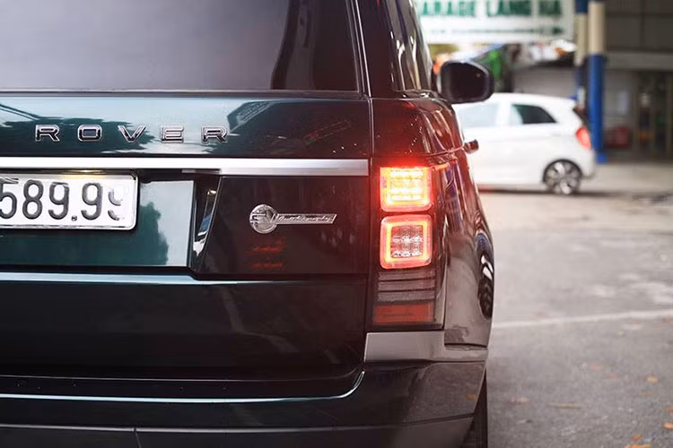 Chiếc SUV hạng sang Range Rover HSE "lên đời" thành phiên bản siêu "khủng" SVAutobiography trong bài viết này còn có một chi tiết độ rất thú vị chính là "đôi mắt" của xe. Đèn pha đẹp mắt này là của phiên bản Range Rover đời 2018 với dải đèn LED vuông vức.