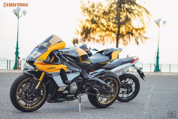 Sự khác biệt giữa bộ đôi siêu môtô Yamaha R1 và R1M thể hiện ở chất liệu dàn áo, nếu R1 sử dụng nhựa cao cấp thì R1M được phủ sợi carbon. mẫu R1M đầu tiên được nhập khẩu về Việt Nam vào năm 2015 có giá khoảng hơn 800 triệu. R1 60th Anniversary giá 650 triệu đồng.
