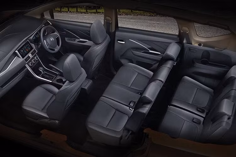 Phía dưới nắp ca-pô của Nissan Livina cũng được hãng sản xuất trang bị khối động cơ 1.5L giống như trên Xpander. Khối động cơ này sẽ sản sinh công suất 104 mã lực và mô men xoắn cực đại 141 Nm tại 4.000 vòng/phút, kết hợp với hộp số sàn 5 cấp hoặc số tự động 4 cấp.