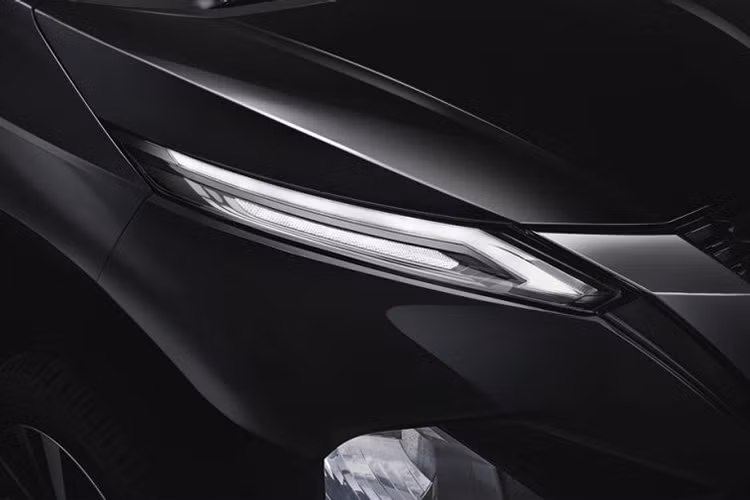 Cụ thể đèn ban ngày của xe thanh mảnh được đặt trên cùng, đèn pha đặt ở giữa trong một khoang riêng và đèn sương mù ở dưới cùng. Phần cản trước trên Livina được Nissan mạ crôm sáng bóng với những đường nét góc cạnh khiến vẻ ngoài của mẫu xe trở nên mạnh mẽ.