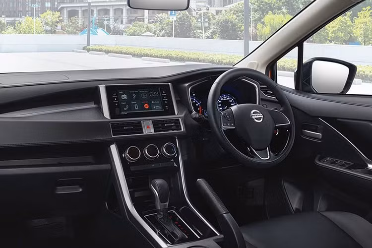Bên trong khoang nội thất, Livina được Nissan trang bị hệ thống giải trí tiện ích tiêu chuẩn như trên những mẫu xe phổ thông khác. Một vài “điểm sáng” trong khoang nội thất như: màn hình cảm ứng 7 inch tích hợp Apple CarPlay và Android Auto, màn hình màu đa thông tin sau vô lăng với đèn ECO, chìa khóa thông minh và khởi động bằng nút bấm…