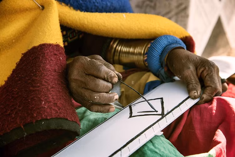  Các hoạ tiết này chủ yếu được bà Esther Mahlangu vẽ bằng tay rồi sơn lên gỗ. Sau khi sơn, các ốp gỗ này được xử lý bề mặt để đảm bảo chúng có độ bền lâu dài và đặc biệt có thể chịu được mọi điều kiện khí hậu, thời tiết.