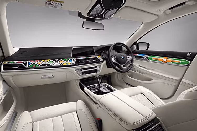 Chiếc “BMW Individual 7 Series by Esther Mahlangu” có cấu hình vô-lăng bên phải, cùng với một loạt danh sách các trang thiết bị độc đáo từ BMW Individual Collection. Bộ mâm xe hợp kim đa chấu kiểu chữ “V”, ngoại thất xe sơn màu Bạc ánh kim thuần khiết BMW Individual.