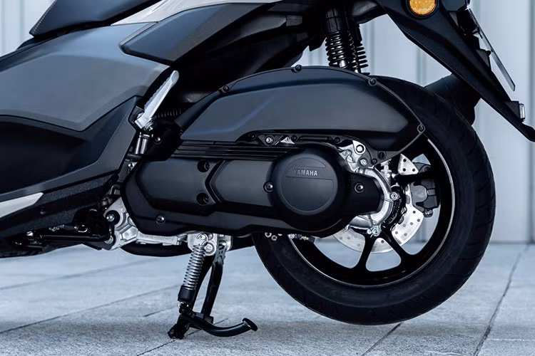 Xe tiếp tục được trang bị khối động cơ xy lanh đơn dung tích 125cc làm mát bằng dung dịch. Khối động cơ này sản sinh công suất tối đa là 12,2 mã lực và mômen xoắn cực đại là 11,2 Nm đảm bảo sức mạnh linh hoạt cho nhu cầu di chuyển trên đường phố. Và khối động cơ này cũng được điều chỉnh để đạt chuẩn khí thải EURO5+ mới nhất.