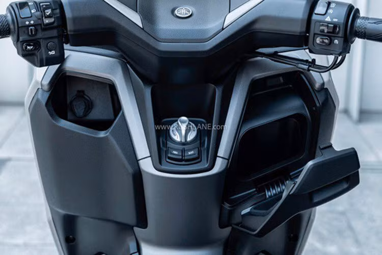 Mẫu tay ga Yamaha NMax 125 Tech MAX 2025 sẽ tiếp tục được trang bị chìa khóa thông minh smartkey, kèm theo đó là cổng sạc USB ở góc trái.