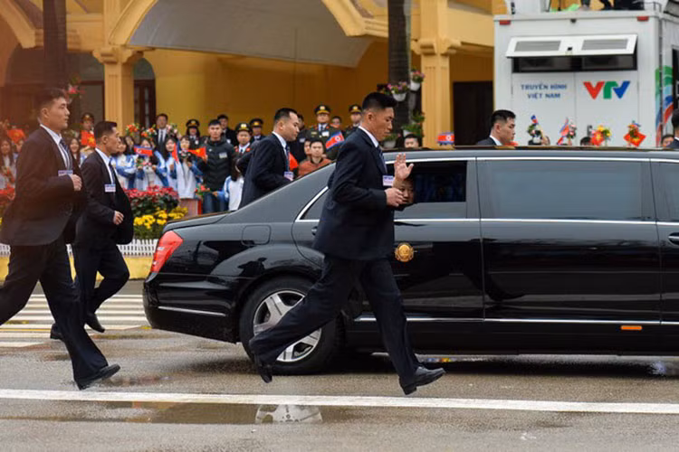 Mercedes-Benz S600 Pullman là mẫu xe được nhiều chính khách sử dụng. Đây là phiên bản kéo dài được bọc thép của của Mercedes-Benz S600. Theo công bố của nhà sản xuất, S600 Pullman Guard có chiều dài cơ sở lên tới 4.315 mm và chiều dài xe vào khoảng 6.356 mm. Chiều cao xe có thể được nâng lên thêm 40 mm nhờ hệ thống khí nén.