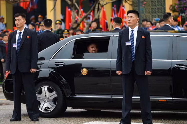 Mặc dù có trong tay khá nhiều mẫu xe sang nhưng chiếc xe bọc thép Mercedes-Benz S600 Pullman Guard vẫn là chiếc xe theo chân ông Kim Jong Un trong những lần công du hiếm hoi. Các nguồn tin trên báo chí cho biết đây là chiếc xe đầu tiên mà ông Kim Jong Un sử dụng sau khi lên làm lãnh đạo Triều Tiên. Đây cũng chính là chiếc xe đã theo chân ông Kim trong thượng đỉnh Mỹ - Triều lần 1 tại Singapore.
