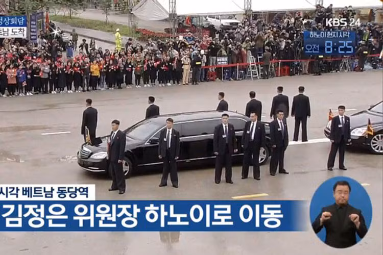 Chiếc xe hộ tống Chủ tịch Kim Jong Un từ Lạng Sơn về Hà Nội là chiếc xe bọc thép Mercedes-Benz S600 Pullman Guard cùng với đó là hình ảnh 12 vệ sĩ chạy bộ quanh chiếc xe quen thuộc. Cùng đi trong đoàn xe hộ tống ông Kim Jong Un còn có chiếc Mercedes-Maybach 62S.