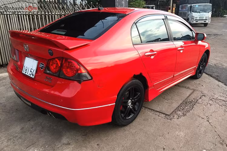 Những chiếc xe Honda Civic đời 2008 có số ODO khá cao nhưng "chất" xe tốt. Khung gầm, máy móc vẫn hoạt động tốt. Nhược điểm của chiếc xe là ít công nghệ, điểm mù cột A lớn, cách âm tốt so với xe cùng phân khúc.