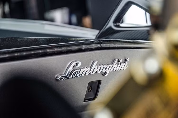 Đây được cho là chiếc siêu xe Lamborghini Aventador được người chơi siêu xe tại Sài Gòn độ một số chi tiết được xem là "khủng" nhất tại thị trường Việt Nam tính đến thời điểm này. Theo một số thông tin, tổng gói độ ước tính lên đến hơn 300 triệu đồng.