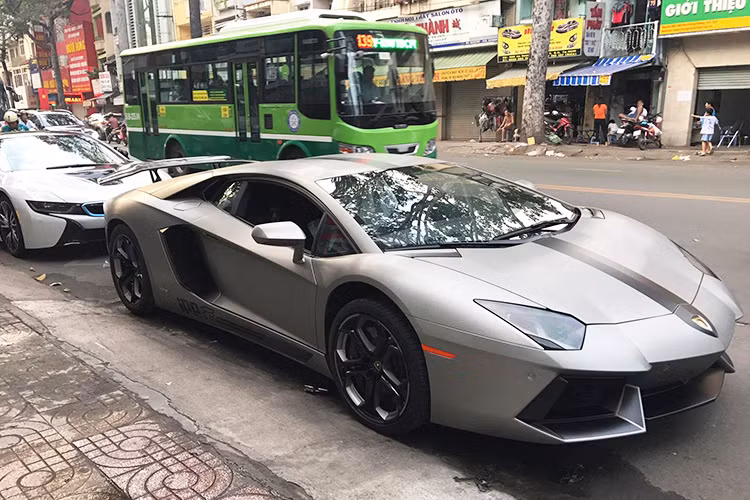 Chưa dừng lại đó, một cánh gió cỡ lớn phía sau được trang bị cố định thêm cho chiếc Lamborghini Aventador này mang đến sự hầm hố cũng như tăng thêm tính động học cho xe. Mẫu cánh gió này tương tự như chiếc Aventador độ body kit của DMC xuất hiện tại thị trường Việt Nam vào đầu tháng 8/2016 vừa qua.