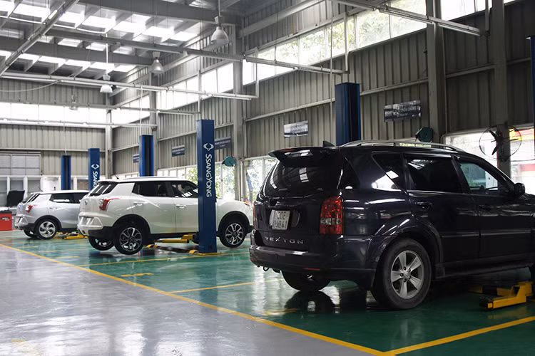 Xưởng dịch vụ của Đại lý cung cấp dịch vụ phụ tùng, phụ kiện chính hãng đạt tiêu chuẩn SsangYong Global. Đây là trạm dịch vụ chính thức đầu tiên sửa chữa, cung cấp và phân phối dịch vụ phụ tùng SsangYong chính hãng tại Việt Nam - toạ lạc tại tòa nhà CT3, Lô 1, đường Phạm Văn Đồng, P. Xuân Đỉnh, Q. Bắc Từ Liêm, Hà Nội (đối diện Công viên Hòa Bình). 