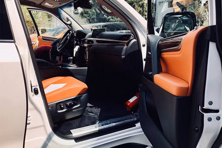 Đáng tiếc là hệ dẫn động của Lexus LX570 Super Sport 2018 không có gì thay đổi, xe vẫn được trang bị động cơ V8, dung tích 5,7 lít tương tự như bản tiêu chuẩn. "Trái tim" này sản sinh công suất tối đa 367 mã lực tại vòng tua máy 5.600 vòng/phút và mô-men xoắn cực đại 530 Nm tại vòng tua máy 3.200 vòng/phút.