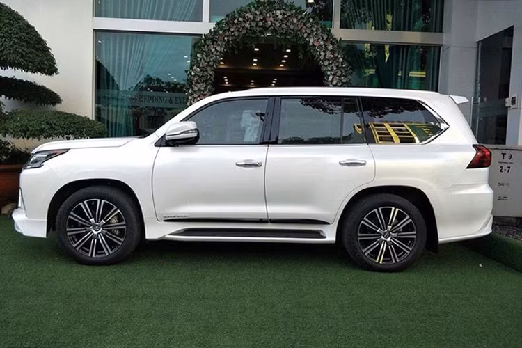 Được biết, LX570 Super Sport 2018 tại Việt Nam có giá trên 10 tỷ đồng, hai chiếc còn lại ở Bình Dương đã được chủ nhân cho ra biển trắng với giá lăn bánh không dưới 11,8 tỷ đồng, trong đó một chiếc có màu vàng cát và một chiếc sở hữu màu trắng giống chiếc thứ 3 mới ra biển gần đây.