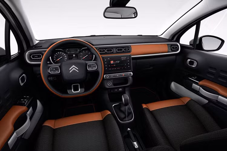 So với C4 Cactus, C3 mới có nội thất “cổ” hơn một chút khi trang bị cụm đồng hồ truyền thống, cùng với đó là khung bảo vệ táp lô dài và mỏng với màu bạc satin đặc trưng. Tuy vậy, hệ thống màn hình cảm ứng, hệ thống định vị vệ tinh 3D với khả năng thu thập dữ liệu giao thông trực tiếp.