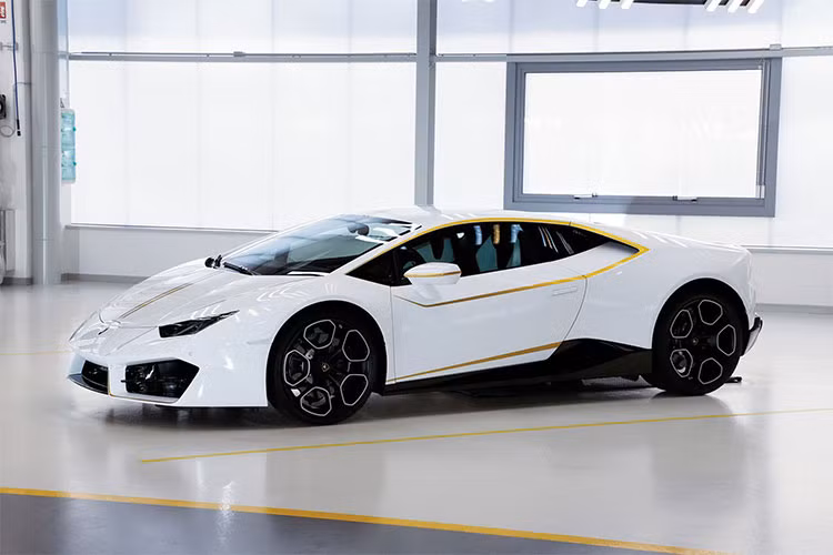 Theo ước tính từ các chuyên gia, siêu xe Lamborghini Huracan LP580-2 dẫn động cầu sau (RWD) đặc biệt này của Giáo Hoàng sẽ có giá dao động từ 250.000 tới 350.000 Euro (tương đương 6,88 - 9,6 tỷ đồng).