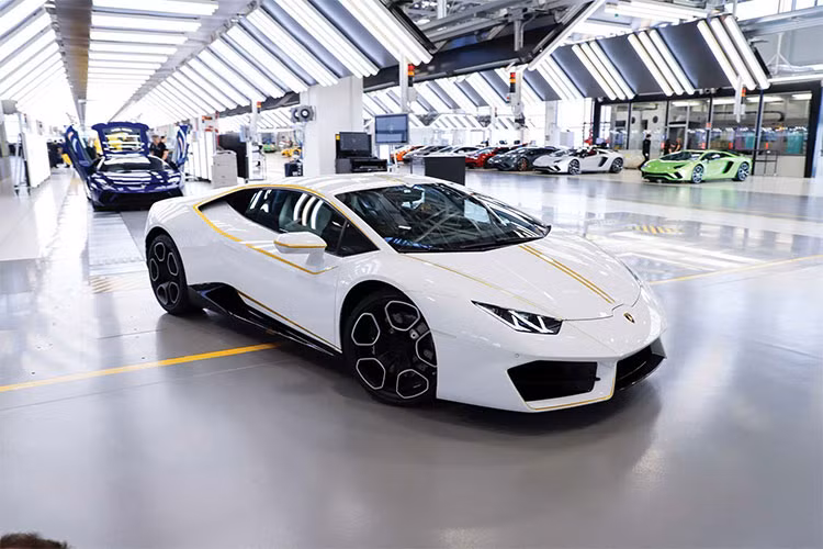 Xe được sơn màu trắng Bianco Monocerus với các đường kẻ vàng Giallo Tiberino lấy cảm hứng từng quốc kì của Thành Vantican. So với những chiếc siêu xe Lamborghini Huracan LP580-2 thường đang bán ra, phiên bản Giáo Hoàng không có sự khác biệt về thiết kế.
