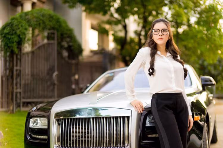 Động cơ kết hợp cùng hộp số tự động ZF 8 cấp, nhờ đó, chiếc xe siêu sang Rolls-Royce Ghost Series I đời cũ này có thể tăng tốc từ vị trí xuất phát lên 100 km/h chỉ trong thời gian 5 giây trước khi đạt vận tốc tối đa 250 km/h.