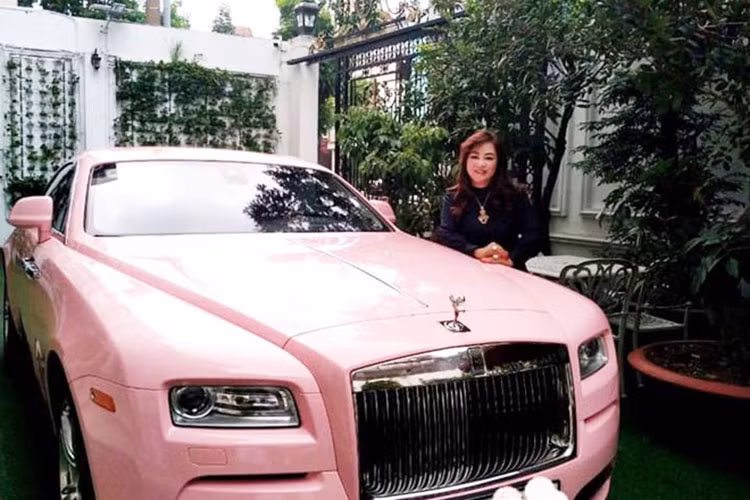 Trùng hợp là ngoài việc Lý Nhã Kỳ có niềm đam mê kim cương giống với bà chủ Đại Nam, chiếc xe siêu sang Rolls-Royce Ghost được người đẹp này rất hay chia sẻ lên mạng xã hội cách đây 4 năm cũng là một trong số những mẫu xe Rolls-Royce của bà Nguyễn Phương Hằng từng nằm trong garage cùng nhiều mẫu xe khủng khác.