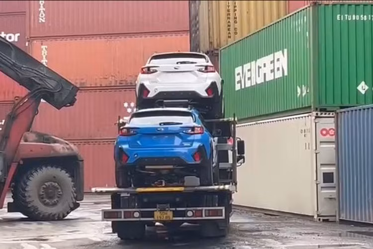 Theo những hình ảnh rò rỉ, Subaru Crosstrek 2025 vừa về Việt Nam sẽ có ít nhất 3 màu ngoại thất là đỏ, xanh và trắng. Hiện tại, chưa có thông tin về số lượng phiên bản của mẫu xe này.
