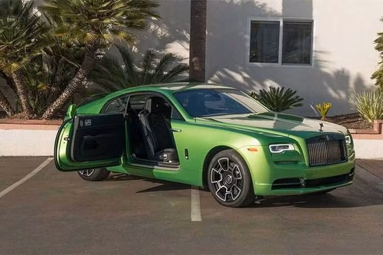 Ngoài ra, chiếc siêu xe sang Rolls-Royce Wraith này cũng được trang bị động cơ Biturbo V12 6.6 lít sản sinh công suất 612 mã lực và mô-men xoắn cực đại 870 Nm (tăng 70 Nm so với thông thường).