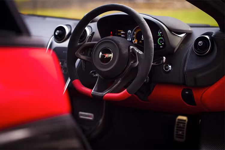 Bên trong chiếc McLaren 570S Spider này, tông màu đỏ tiếp tục được dùng làm chủ đạo. Nội thất là sự kết hợp giữa da Nappa màu đỏ Apex Red và đen Jet Black. Thêm vào đó là chất liệu Alcantara màu đen Carbon Black và sợi carbon như ốp bậc cửa MSO Defined.