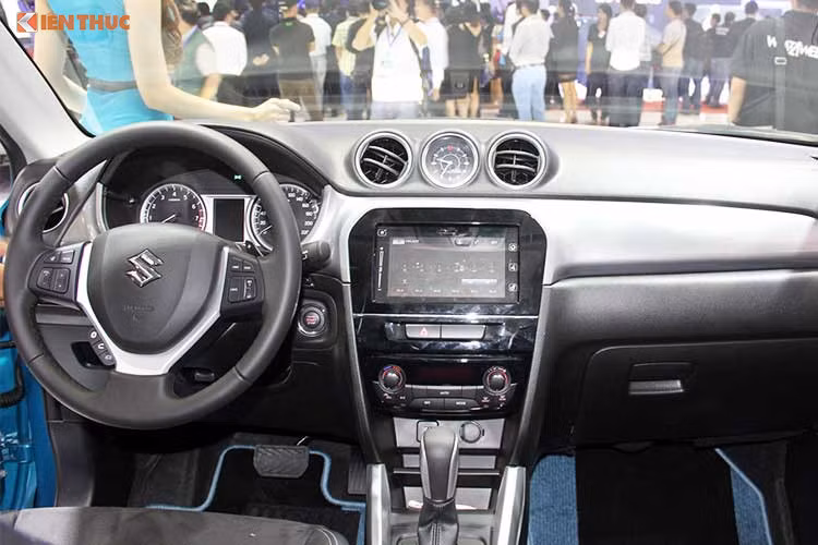 Được định vị hướng tới nhóm khách khàng trẻ, mẫu xe Suzuki Vitara mới sở hữu thiết kế thể thao và năng động hơn, với thân xe tập hợp nhiều từ những đường thẳng và nét gấp khúc. Giống như những chiếc xe khác của Suzuki, Vitara có nội thất với thiết kế đơn giản nhưng hiệu quả, không có chi tiết thừa thãi nào.