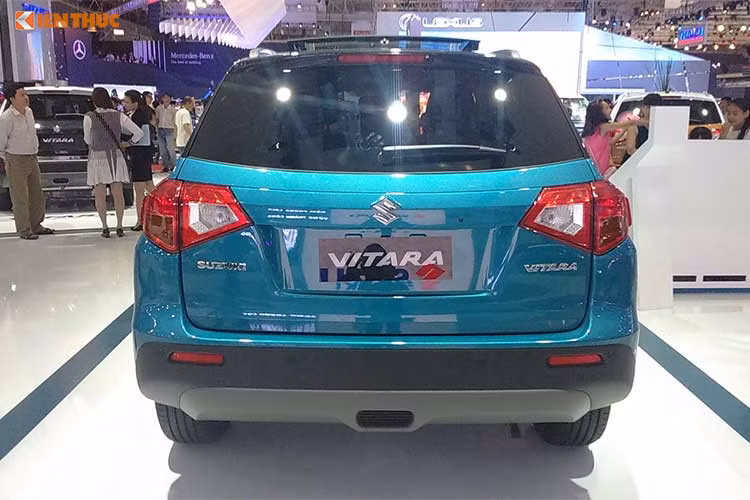 Phiên bản Vitara tại Việt Nam sử dụng động cơ 1.6 lít công suất 120 mã lực và mô-men xoắn cực đại 156 Nm, kết hợp cùng hộp số tự động 6 cấp. Tại Việt Nam, giá niêm yết chính hãng của Vitara thế hệ mới là 708 triệu đồng. Với mẫu xe này, Suzuki Việt Nam từng hy vọng rằng sẽ có thể bán ra được trên 100 xe mỗi tháng.