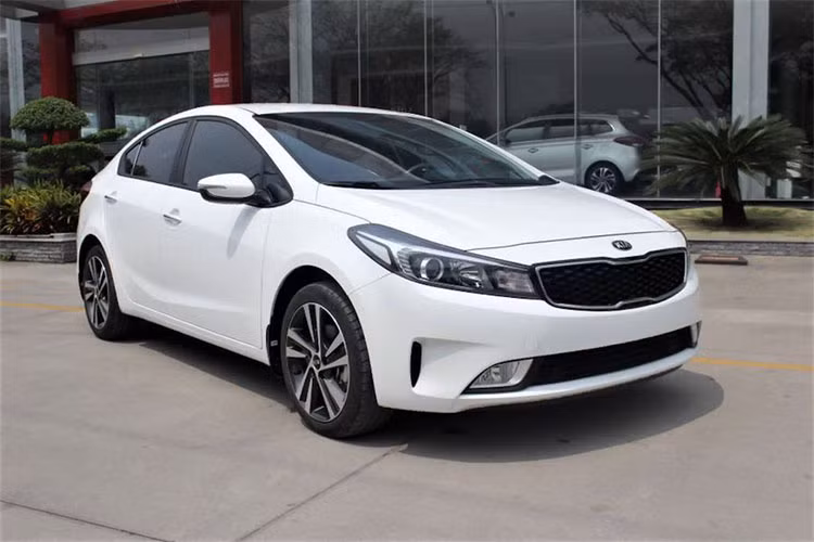 Với giá niêm yết 499 triệu đồng, Kia Cerato 1.6 SMT chính thức là mẫu xe có giá thấp nhất phân khúc sedan hạng C và thấp hơn 32 triệu đồng so với bản MT thông thường. Theo nhân viên kinh doanh Kia Việt Nam, xe đang được bán ra thị trường hướng đến các khách hàng thực dụng.