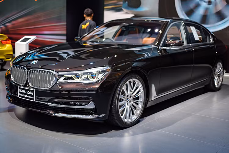Như vậy, M760Li xDrive 2017 chưa phải là mẫu xe 7-Series nhanh nhất mà phải kể đến là BMW Alpine B7 xDrive - xe chỉ với động cơ V8, tăng áp kép, dung tích 4,4 lít, tạo ra công suất tối đa 600 mã lực và mô-men xoắn cực đại 800 Nm. Động cơ cho phép BMW Alpine B7 xDrive tăng tốc từ 0-100 km/h trong 3,7 giây.