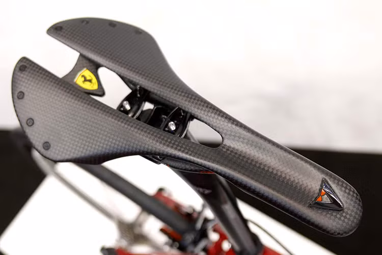 Yên xe được chế tạo từ vật liệu carbon dùng cho ghế của những chiếc xe đua F1 mà Ferrari từng sản xuất và cũng có trọng lượng chỉ 94 gam.