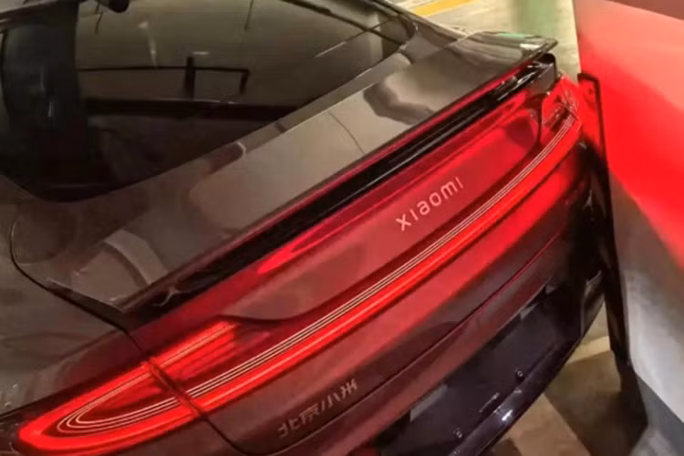 Xiaomi SU7 tai nan nat duoi boi tinh nang tu dong 