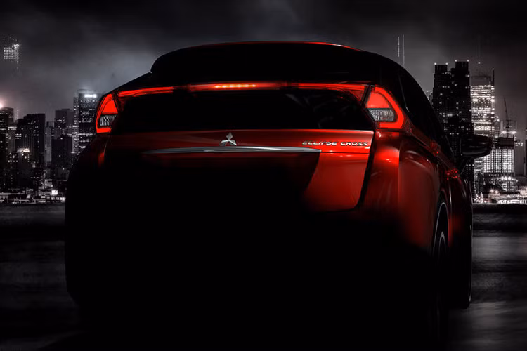 Những hình ảnh do hãng xe Mitsubishi tung ra cho thấy Eclipse Cross được trang bị những đường gân mạnh mẽ bên sườn xe, cửa sổ sau dốc đứng hơn, chiều dài cơ sở lớn và khoảng cách giữa đuôi xe đến trục sau ngắn. Ngoài ra, xe còn đi kèm đèn hậu nối với nhau và vắt ngang qua cửa cốp sau giống Mitsubishi Concept XR-PHEV II.