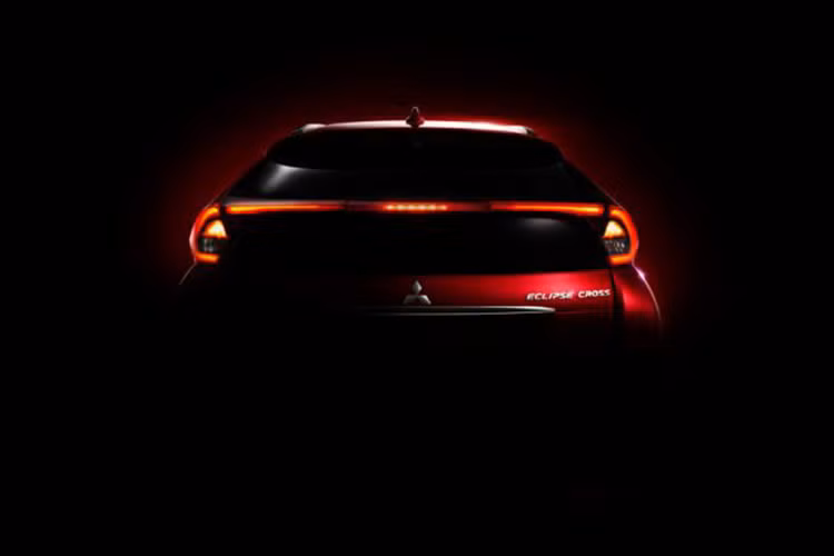 Eclipse Cross sẽ trình làng công chúng vào ngày 07/3 tới đây tại Geneva Motor Show 2017, với nước sơn đỏ ánh kim bóng sáng, một màu sắc mới được Mitsubishi phát triển đặc biệt cho mẫu SUV nhờ ứng dụng một quy trình sơn sáng tạo, kỹ thuật mới.