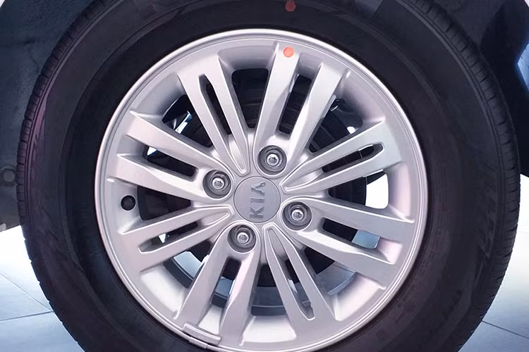 Soluto sử dụng vành xe 14 inch và lốp khá dày, khiến cho mẫu xe này toát lên vẻ thực dụng, không mang tính thể thao. Cốp xe dung tích 475 lít, thua kém so với Vios và City vốn có dung tích khoang chứa đồ trên 500 lít.