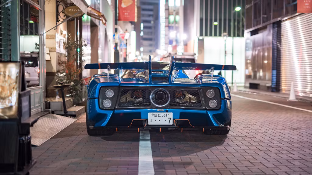 Cụm 4 ống xả nguyên bản của Zonda được thay thế bằng ống xả đơn cỡ lớn.