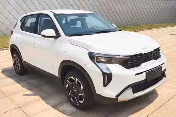 Chiếc xe SUV Kia Sonet 2024 mới trong hình ảnh này mới đây đã lộ diện trên trang web của Bộ Công nghiệp và Công nghệ Thông tin Trung Quốc. Đây là phiên bản dành cho thị trường ngoài Ấn Độ, bao gồm cả Việt Nam. Nhờ đó, chúng ta sẽ biết được phần nào thiết kế của mẫu SUV hạng A sẽ bán ở Việt Nam trong tương lai.