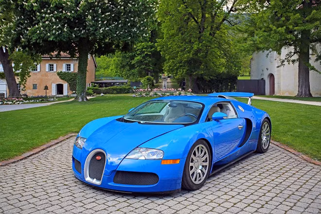 Tiếp đến là nhiều siêu xe đáng chú ý khác với giá bán ước tính tương ứng là Ferrari LaFerrari (2,8 triệu USD), McLaren P1 (1,8 triệu USD), Aston Martin One-77 (1,8 triệu USD) và Bugatti Veyron (904.000 USD).