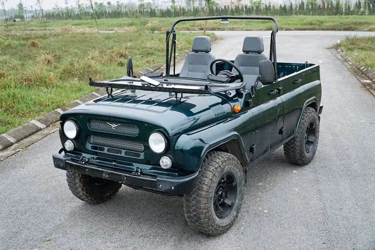 Mới đây, UAZ Việt Nam đã chính thức đem về phiên bản mui bạt của chiếc SUV Hunter, bổ xung thêm vào lựa chọn so với bản mui cứng bán trước đó (gồm máy xăng và máy dầu). Đây cũng chính là lô xe ôtô Nga UAZ Hunter mới, đã kịp về thị trường Việt Nam trước thềm năm mới 2018 phục vụ khách hàng.