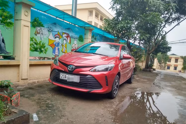 Một chiếc xe Toyota Vios 2018 bản nâng cấp được bắt gặp tại Thái Nguyên và đã ra biển trắng bất ngờ xuất hiện trên mạng xã hội. Xe được sơn ngoại thất màu đỏ và có thiết kế hoàn toàn khác so với phiên bản đời cũ đang được phân phối chính hãng và "làm mưa, làm gió" tại thị trường Việt Nam.